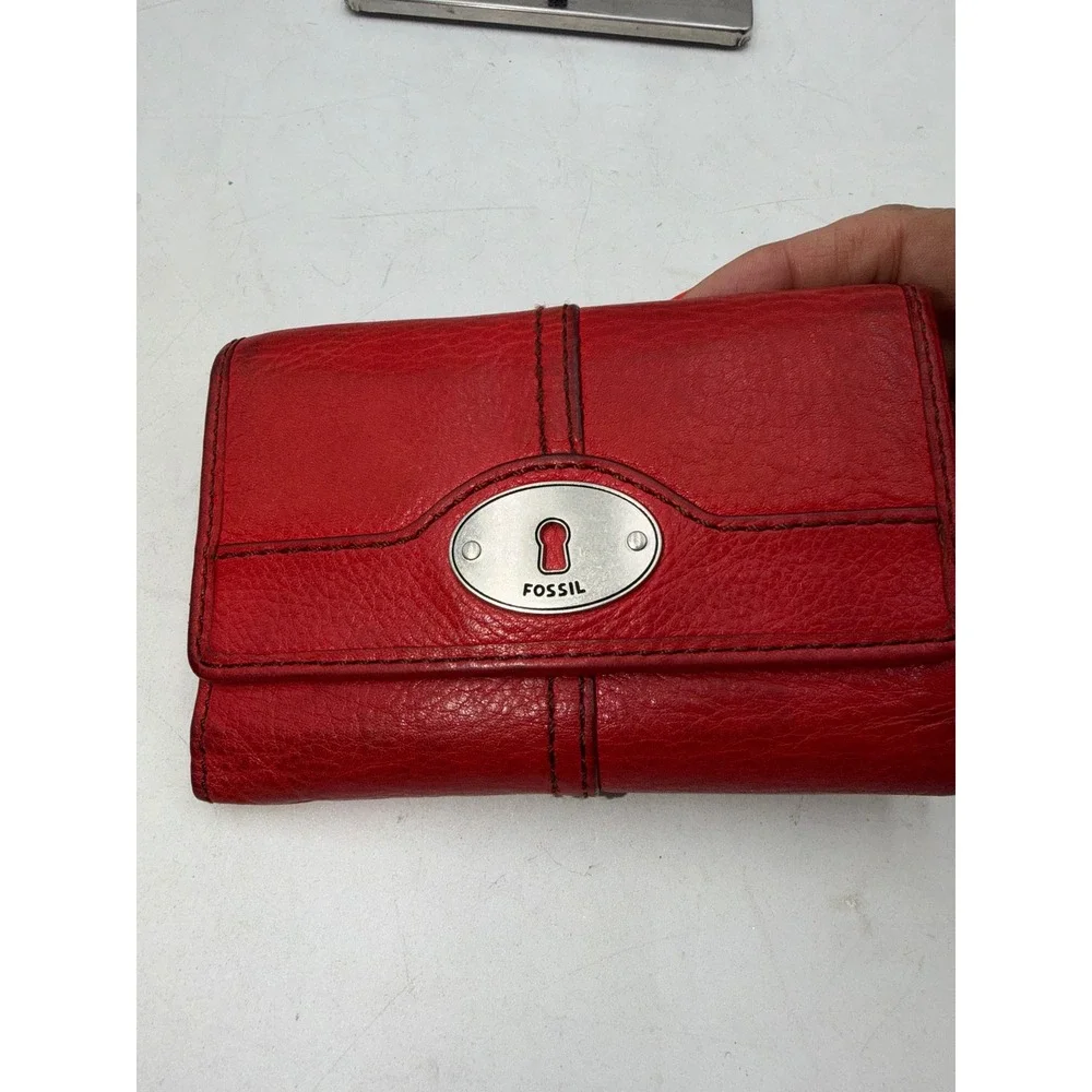 Fossil Red Pebbled Leather Trifold Wallet Keyhole Logo Snap Closure Pocket
